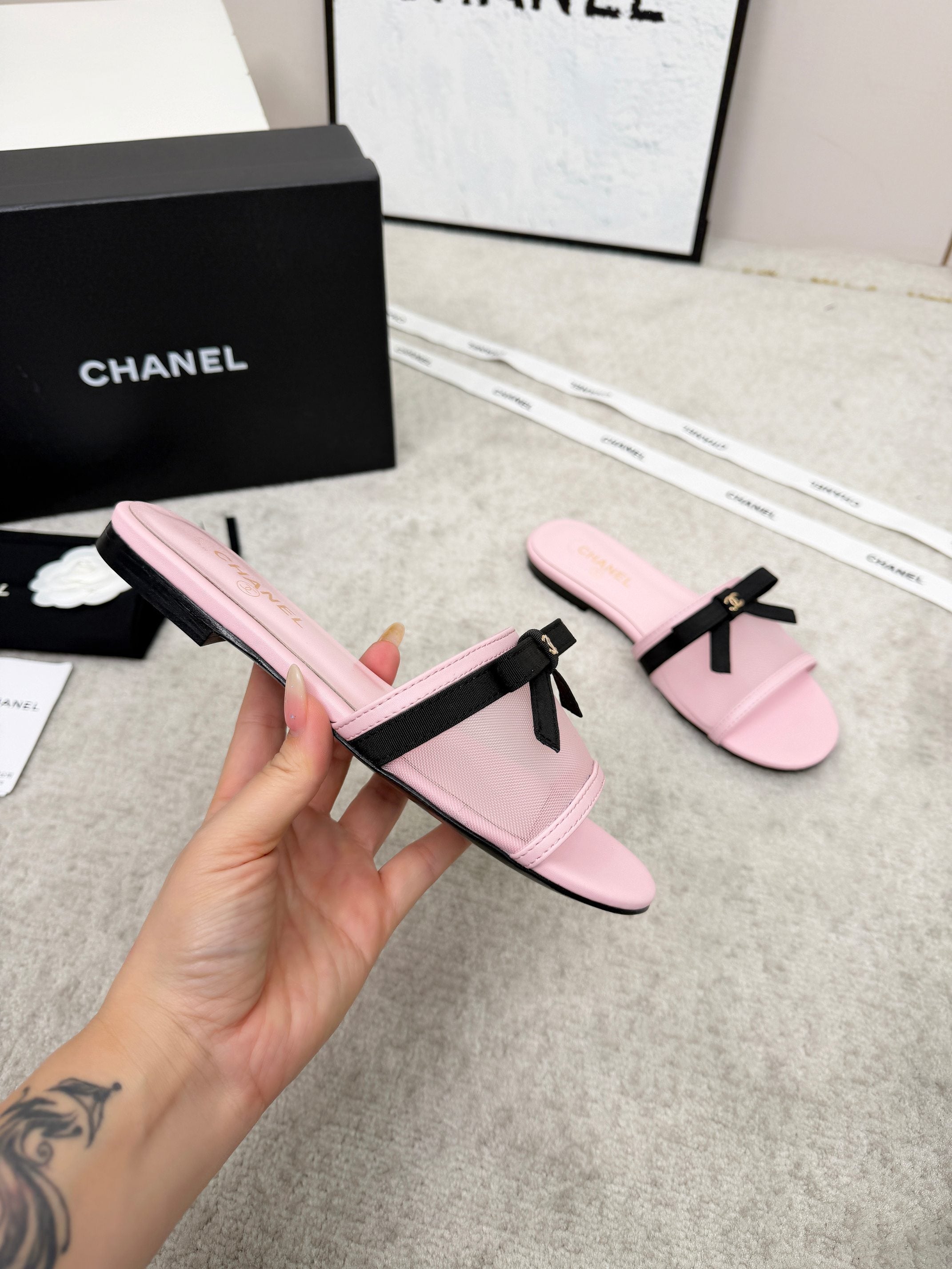 CHANEL 26S SLIDE SANDALS IN PINK MESH AND CALFSKIN WITH BLACK RIBBON