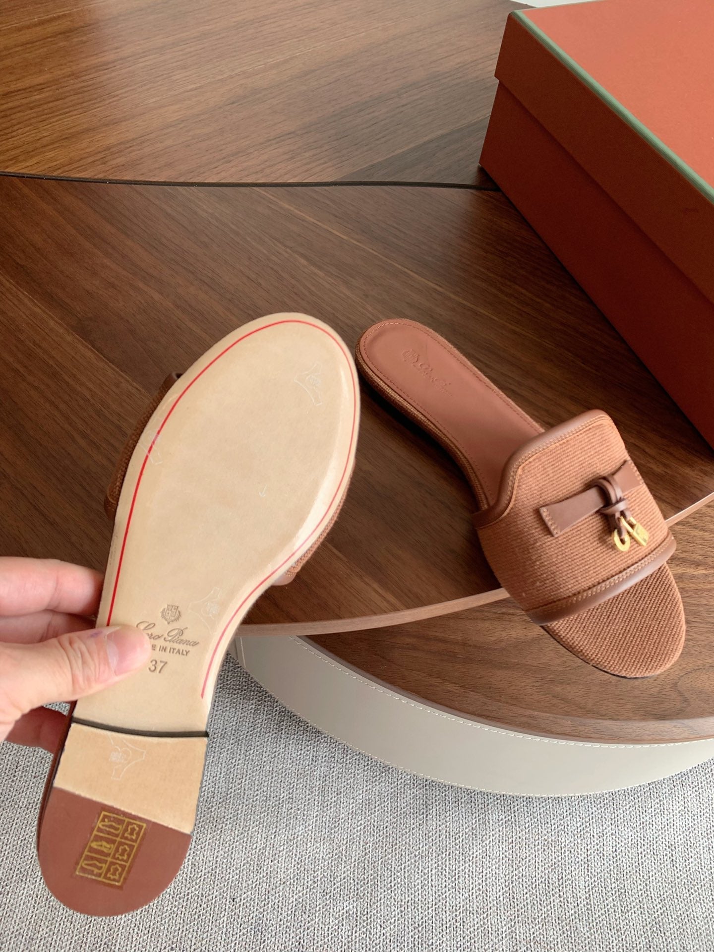 LP 26S SUMMER CHARMS SLIDES IN CARAMEL BROWN CANVAS AND CALFSKIN GOLD HARDWARE