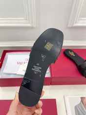 GARAVANI V LOGO SIGNATURE SLIDE IN BLACK RAFFIA AND CALFSKIN