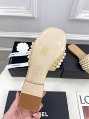 FLAT SLIDE IN FLAX YELLOW CALFSKIN WITH PEARLS