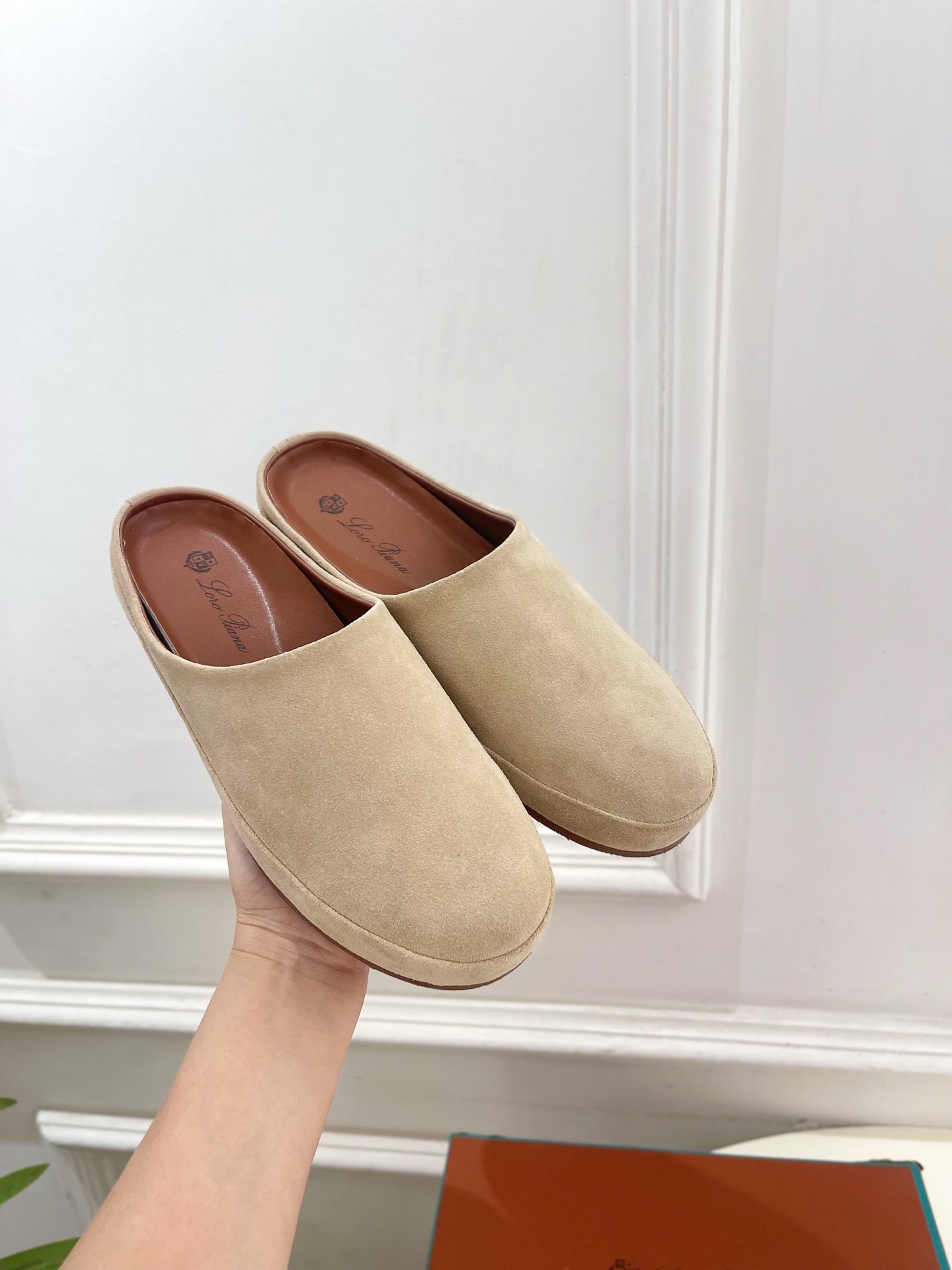 LP 25S MULES IN WARM BEIGE SUEDE