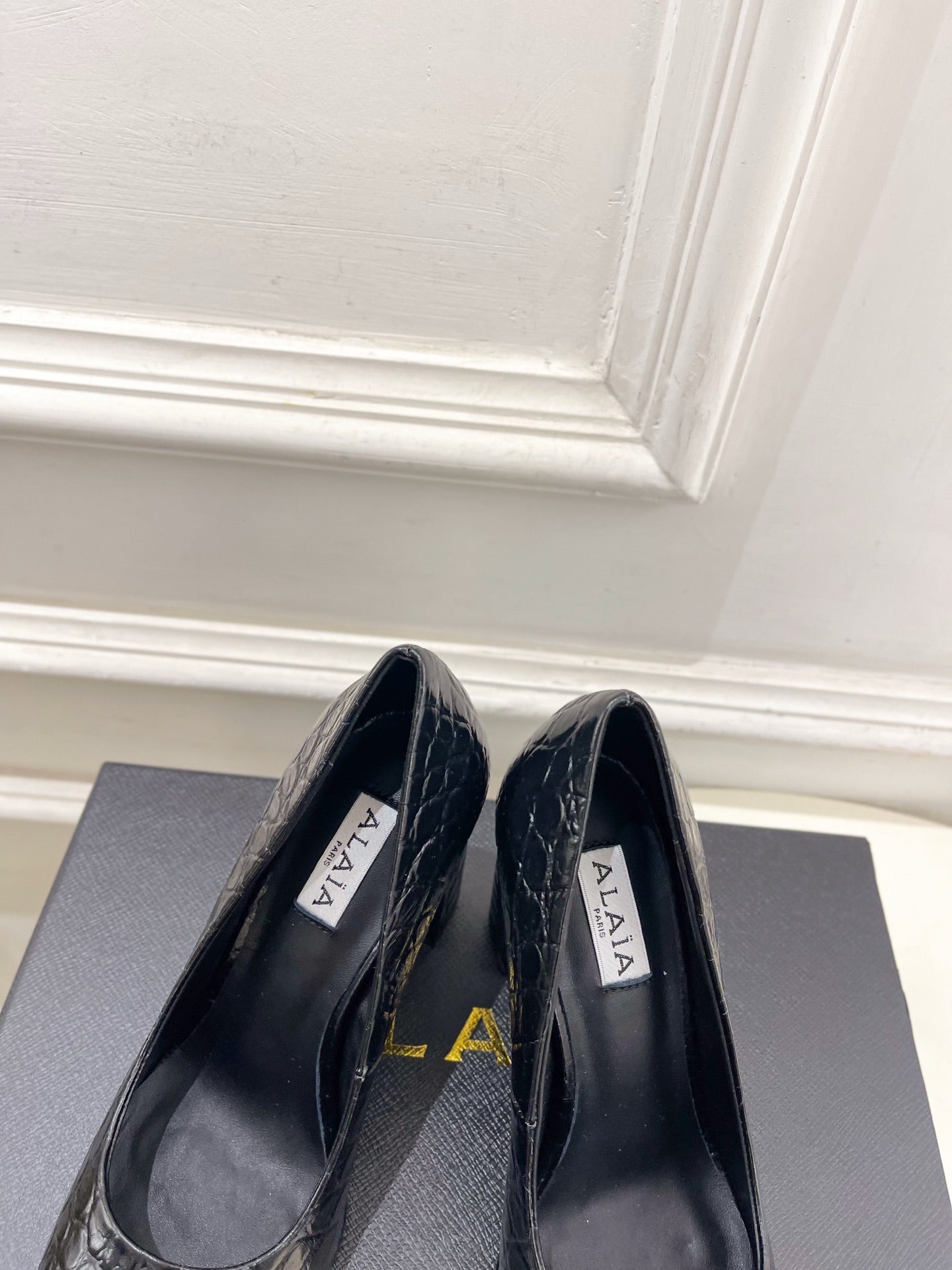 ALAIA 26S HIGH HEELS 95 MM IN BLACK CROCODILE-EMBOSSED CALFSKIN