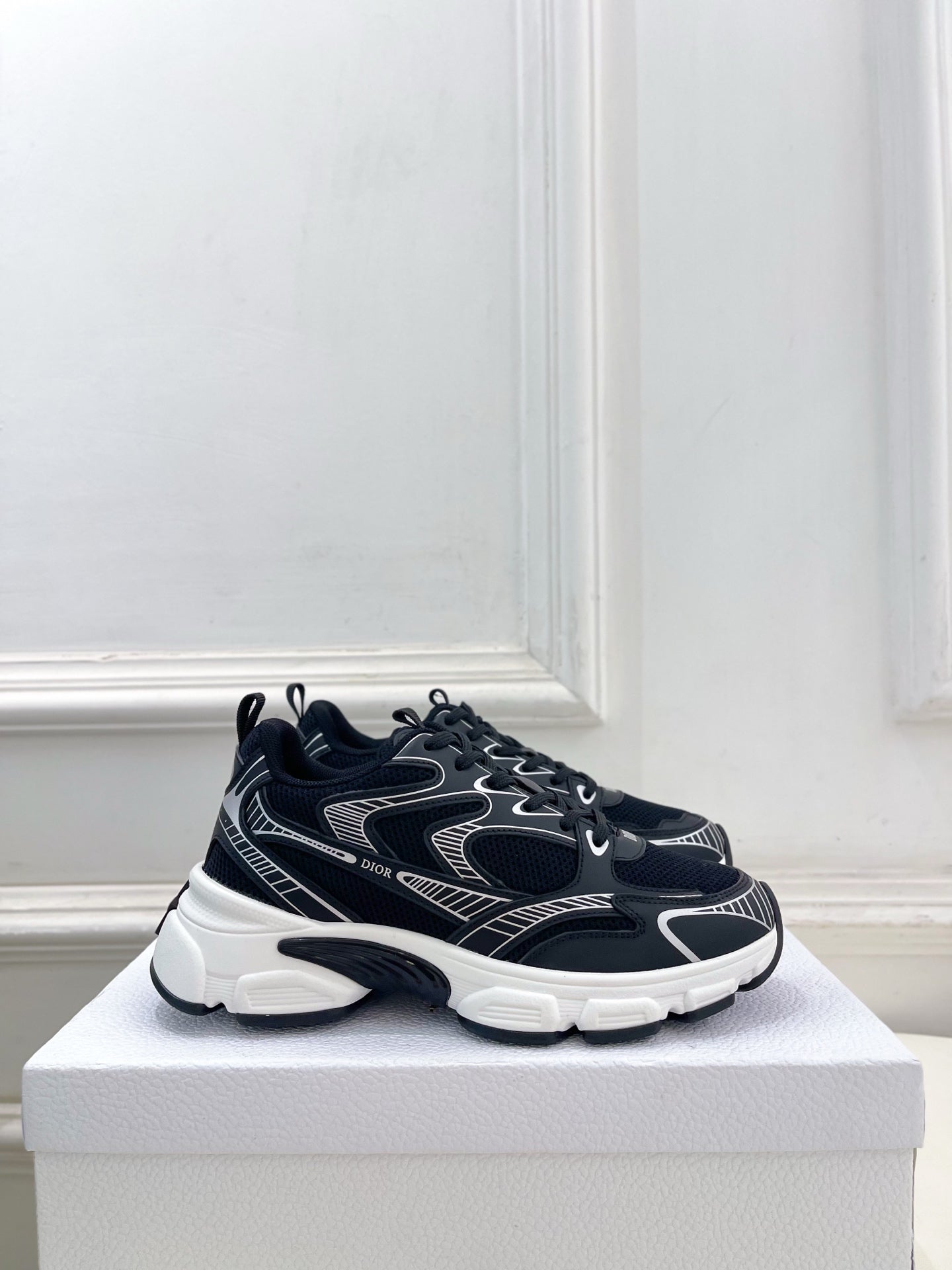 DIOR 26S SNEAKER IN BLACK CALFSKIN AND MESH FABRIC