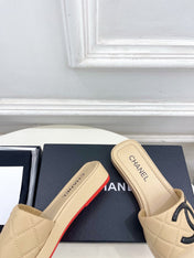 CHANEL 26S FLAT SLIDES IN BEIGE LAMBSKIN WITH BLACK CC LOGO