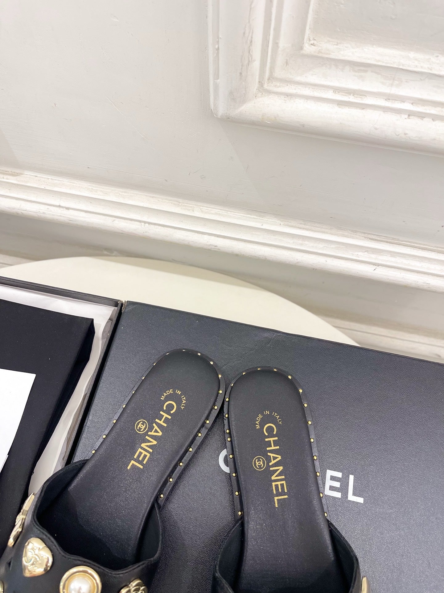 CHANEL 26S FLAT SANDALS IN BLACK LAMBSKIN CHARM-DECORATED