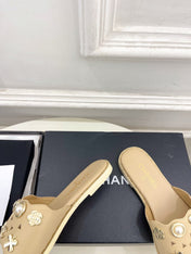 CHANEL 26S FLAT SANDALS IN BEIGE LAMBSKIN CHARM-DECORATED