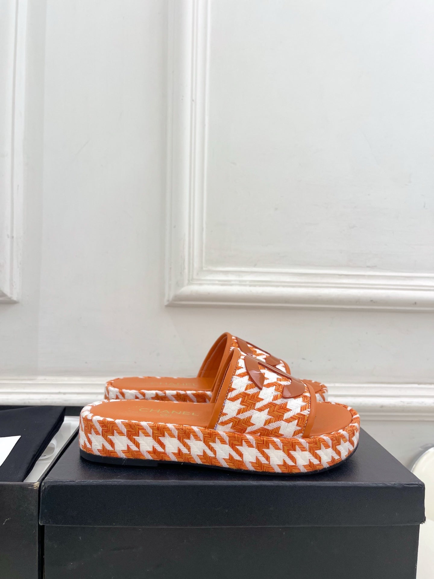CHANEL 26S SANDALS 35 MM IN ORANGE TWEED