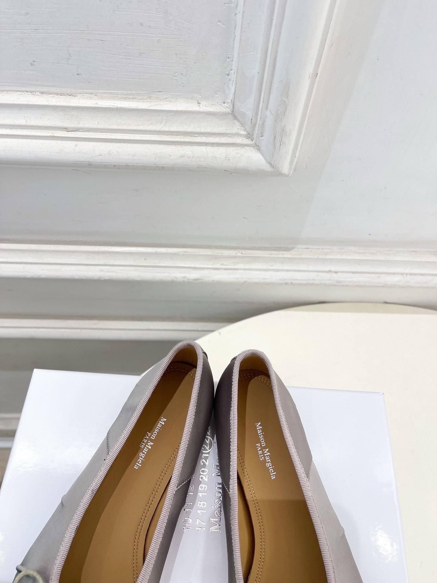 LOEWE 26S SPLIT-TOE BALLET FLATS IN GREY SILK