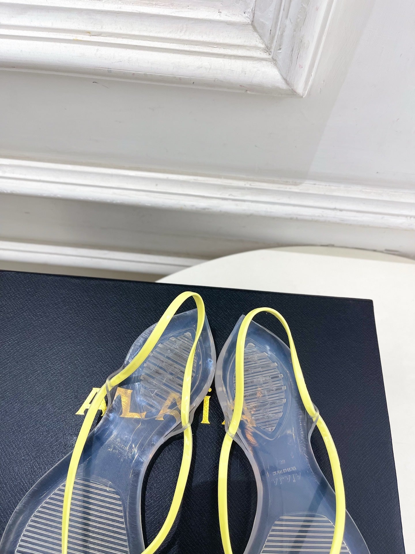 ALAIA 26S POINTED-TOE THONG SANDALS IN YELLOW AND TRANSPARENT PVC