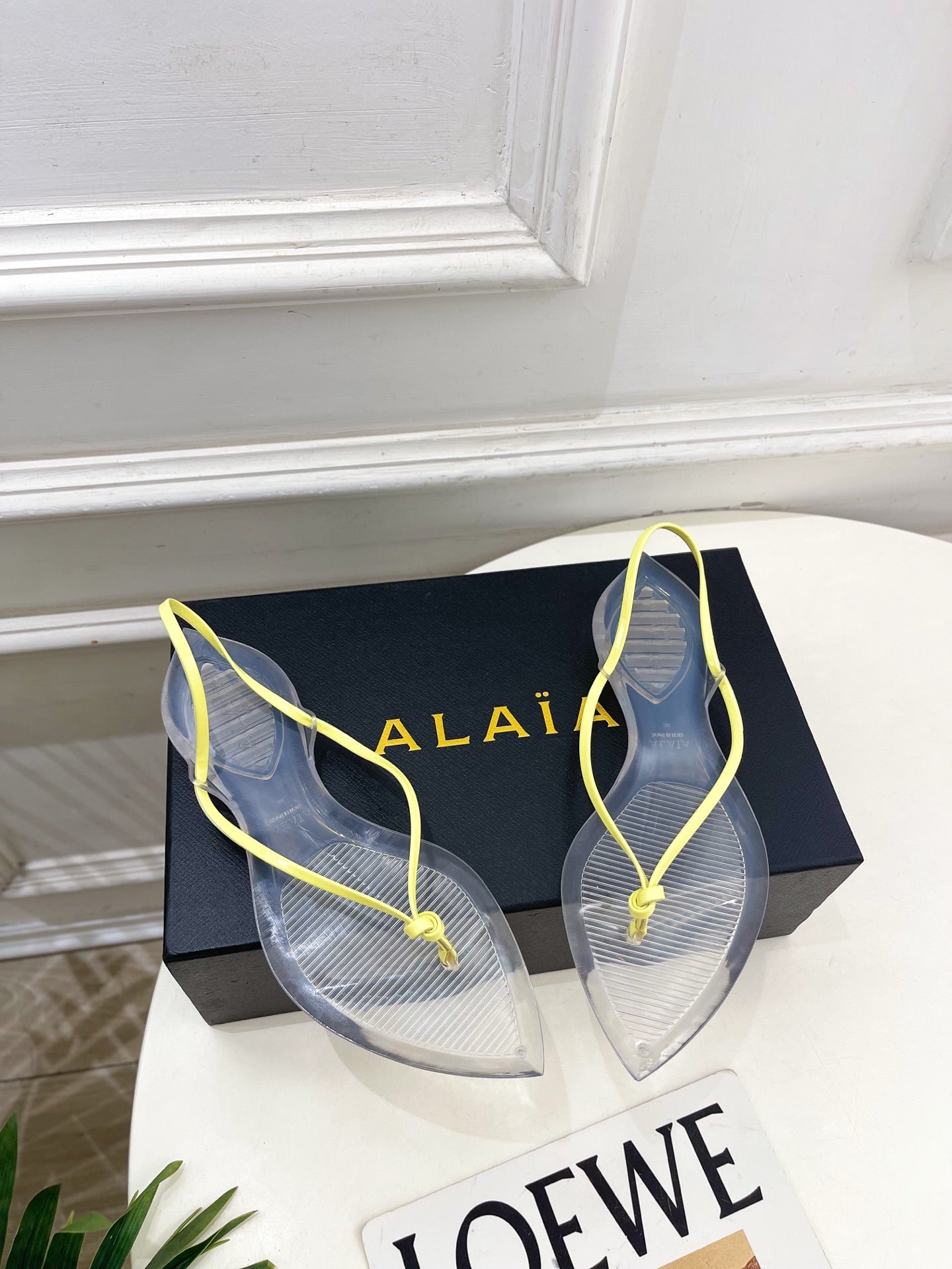 ALAIA 26S POINTED-TOE THONG SANDALS IN YELLOW AND TRANSPARENT PVC