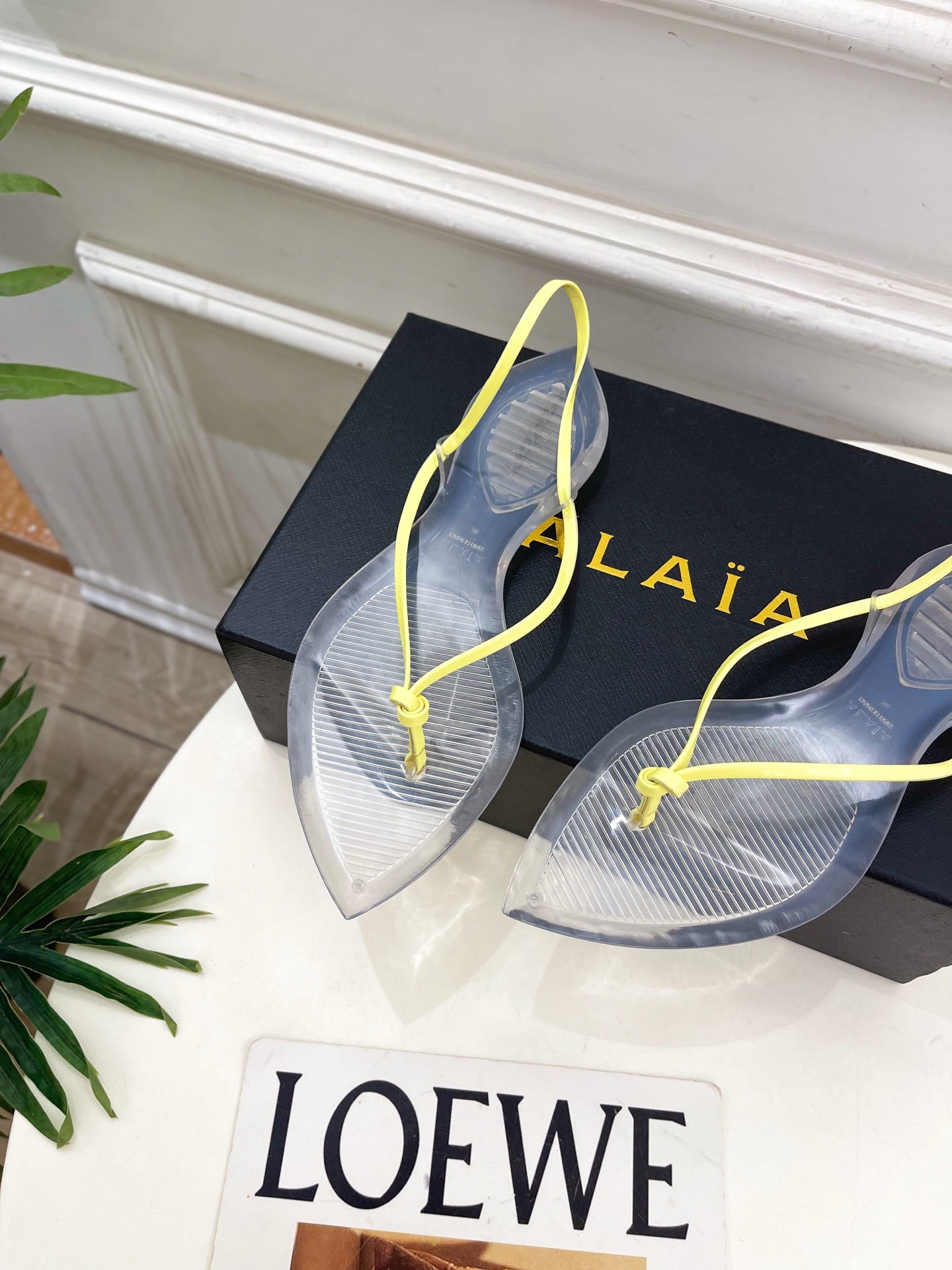 ALAIA 26S POINTED-TOE THONG SANDALS IN YELLOW AND TRANSPARENT PVC