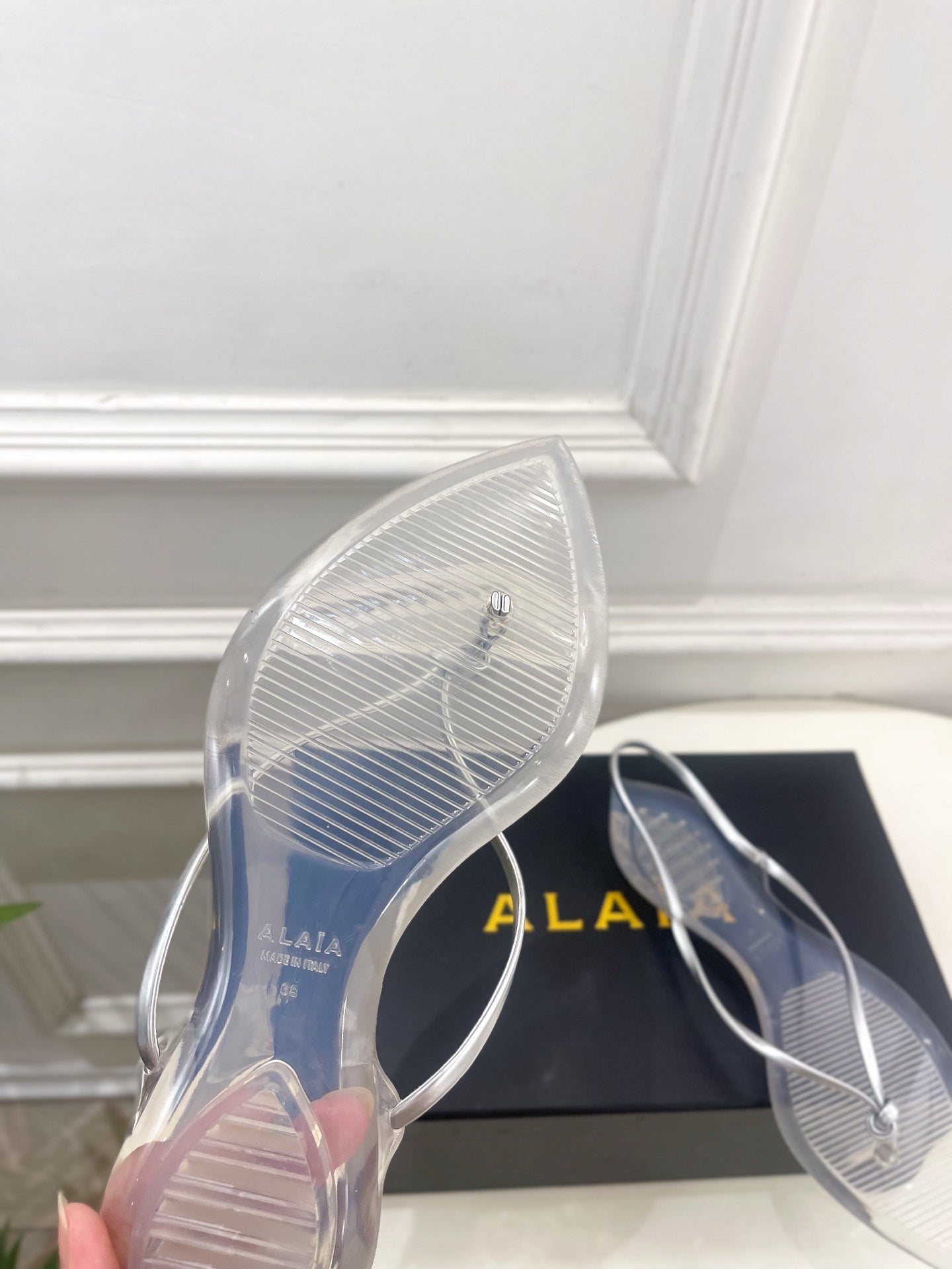ALAIA 26S POINTED-TOE THONG SANDALS IN SILVER AND TRANSPARENT PVC