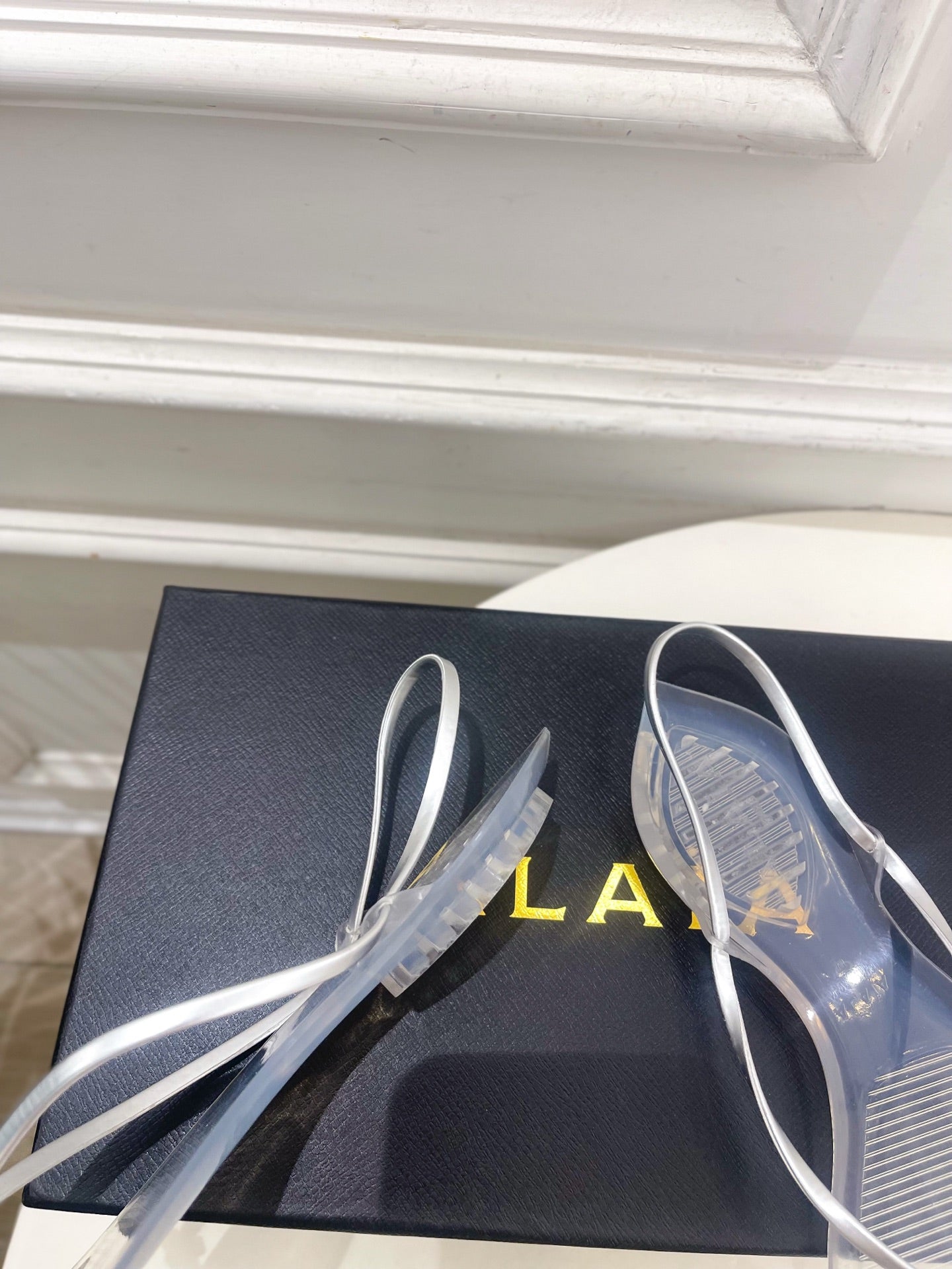 ALAIA 26S POINTED-TOE THONG SANDALS IN SILVER AND TRANSPARENT PVC