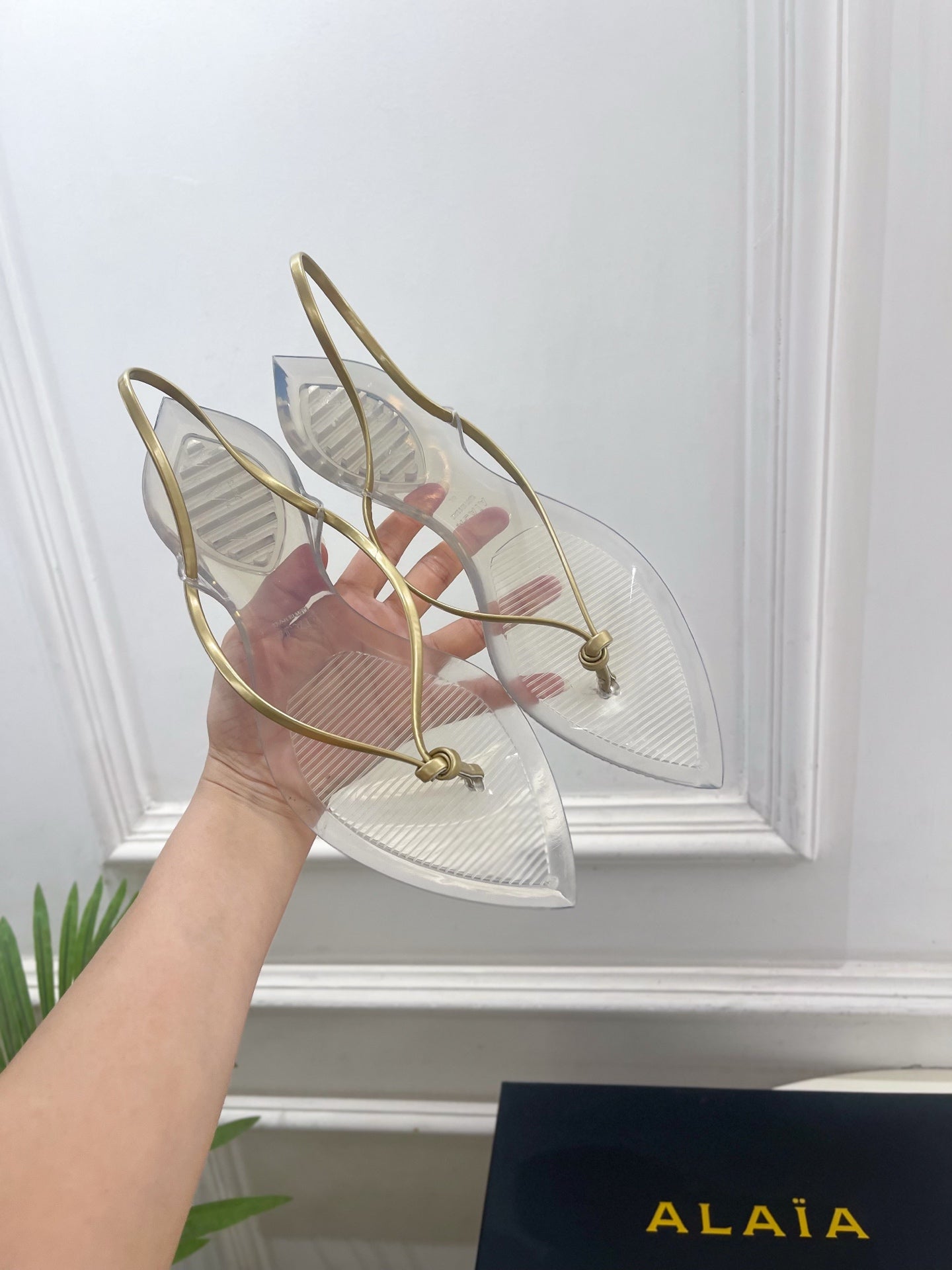 ALAIA 26S POINTED-TOE THONG SANDALS IN GOLD AND TRANSPARENT PVC