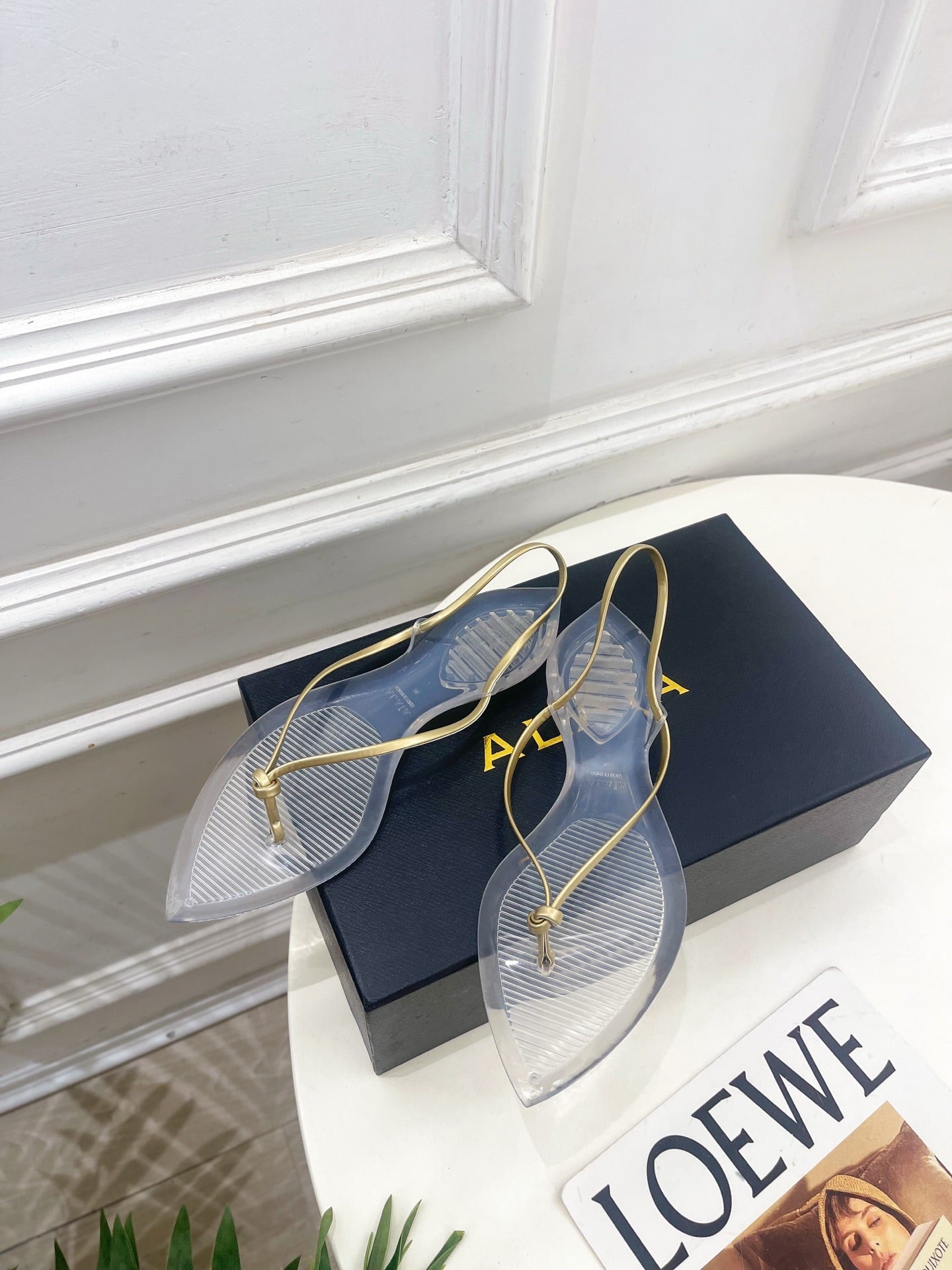 ALAIA 26S POINTED-TOE THONG SANDALS IN GOLD AND TRANSPARENT PVC