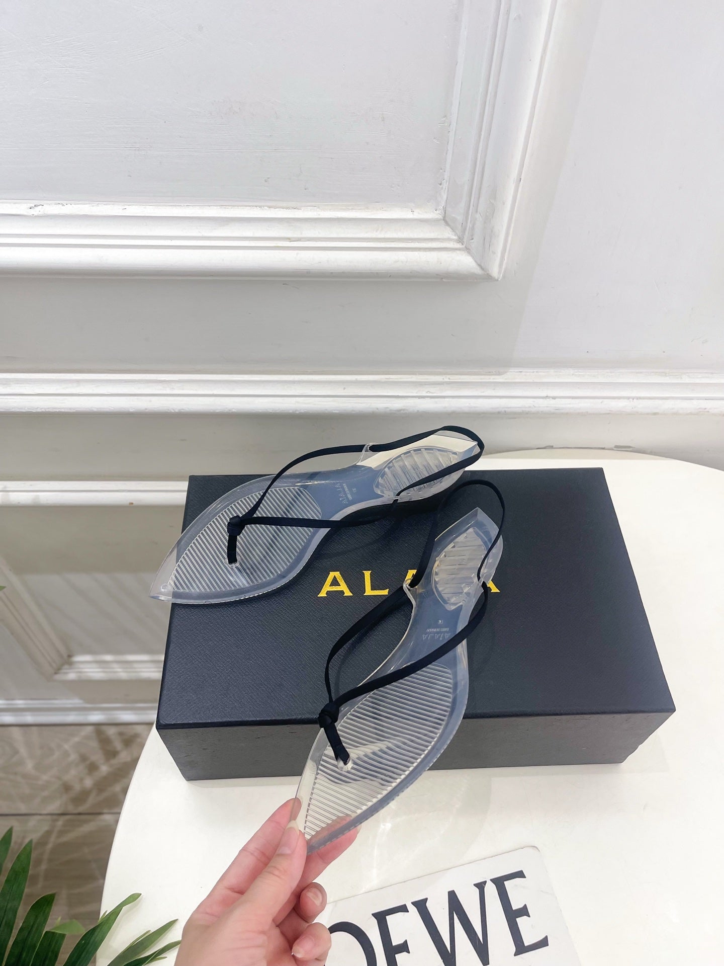 ALAIA 26S POINTED-TOE THONG SANDALS IN BLACK SATIN AND TRANSPARENT PVC