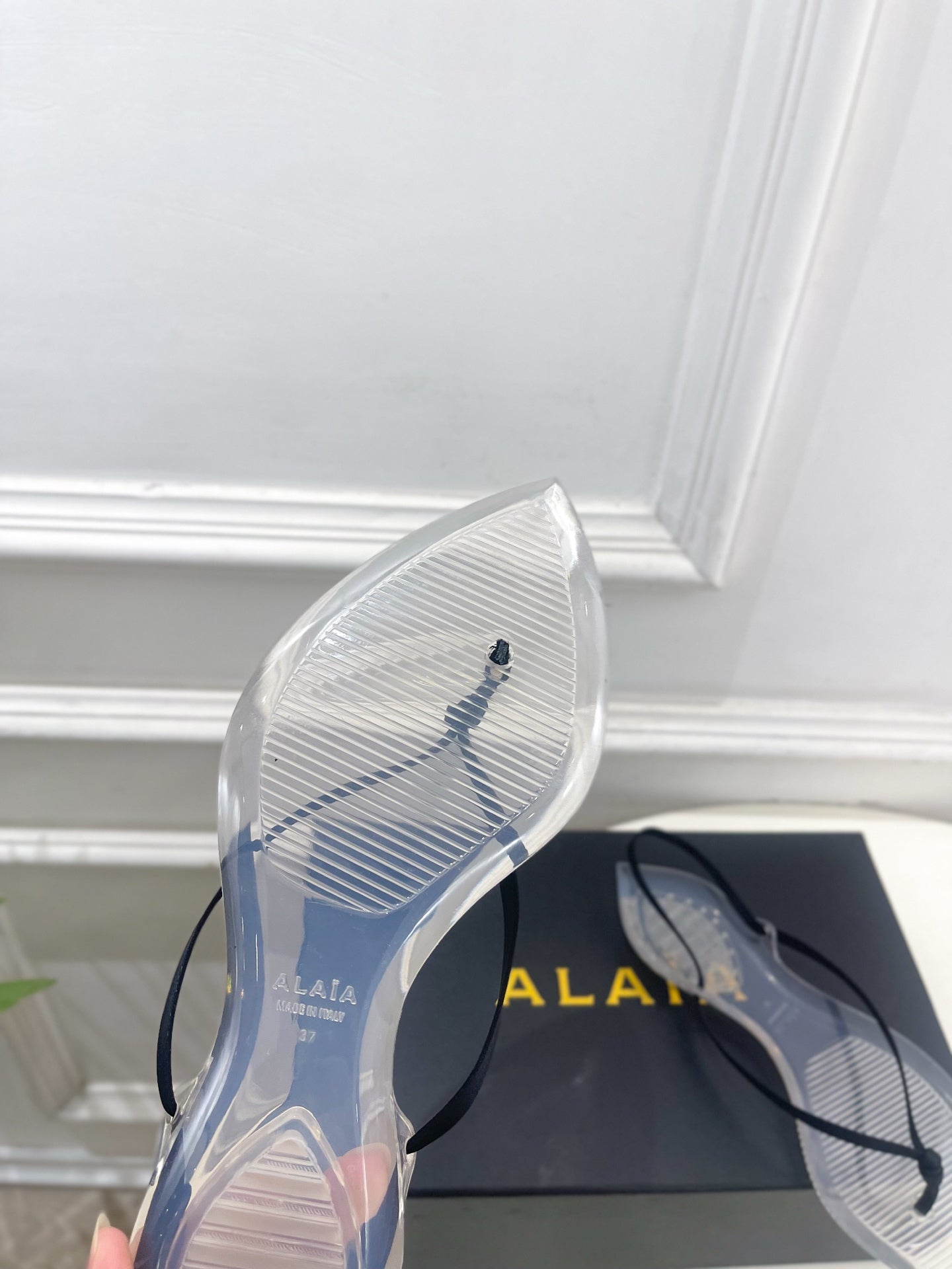 ALAIA 26S POINTED-TOE THONG SANDALS IN BLACK SATIN AND TRANSPARENT PVC