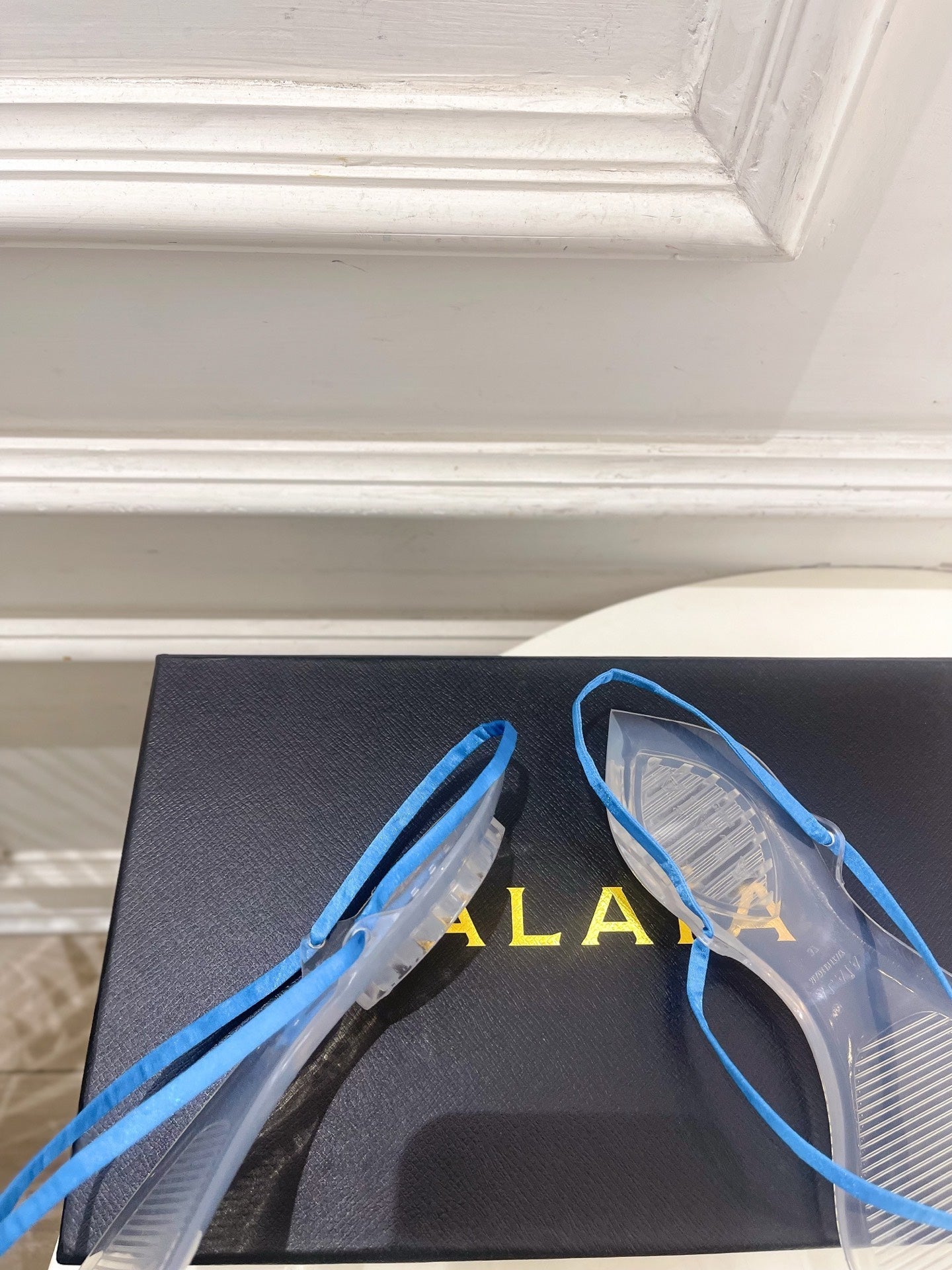ALAIA 26S POINTED-TOE THONG SANDALS IN BLUE SATIN AND TRANSPARENT PVC
