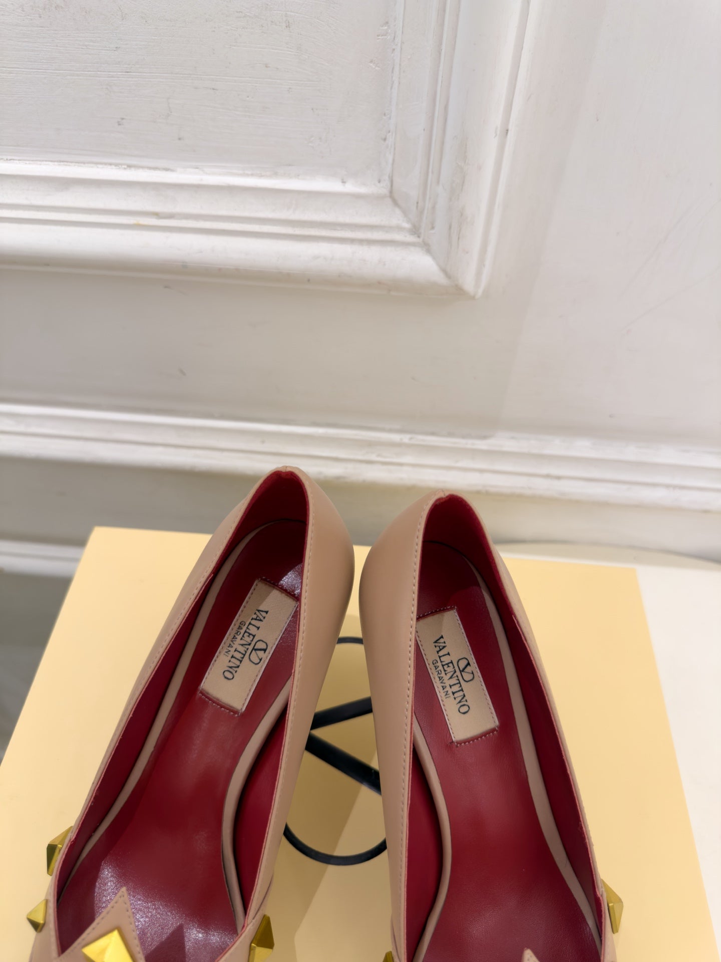 VALENTINO 26S STUDDED POINTED TOE PUMPS 80 MM IN NUDE CALFSKIN
