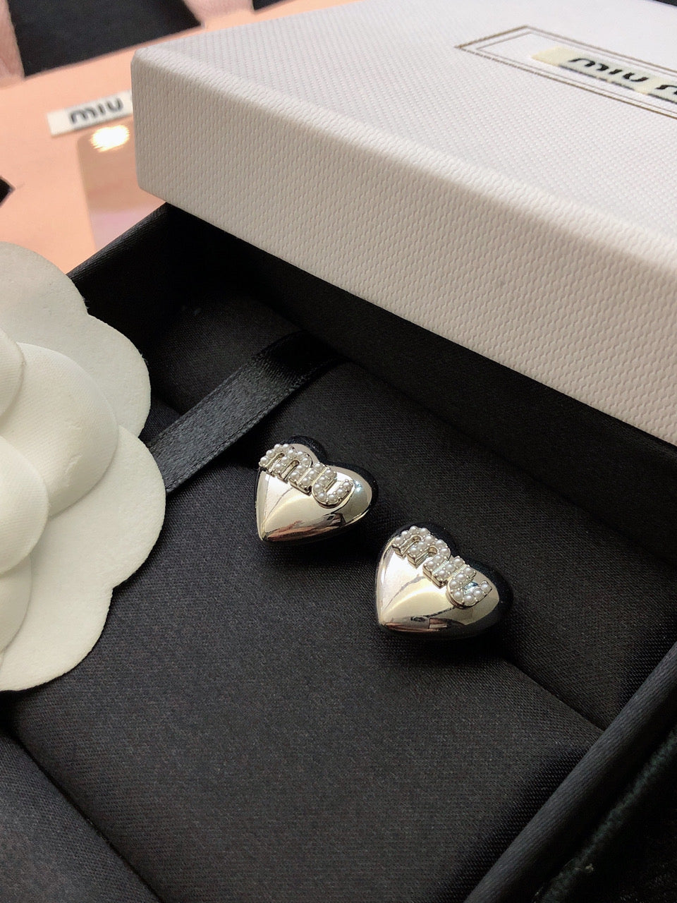 MIUMIU 26S HEART LOGO STUD EARRINGS WITH PEARL DETAILS IN SILVER TONE METAL 630844