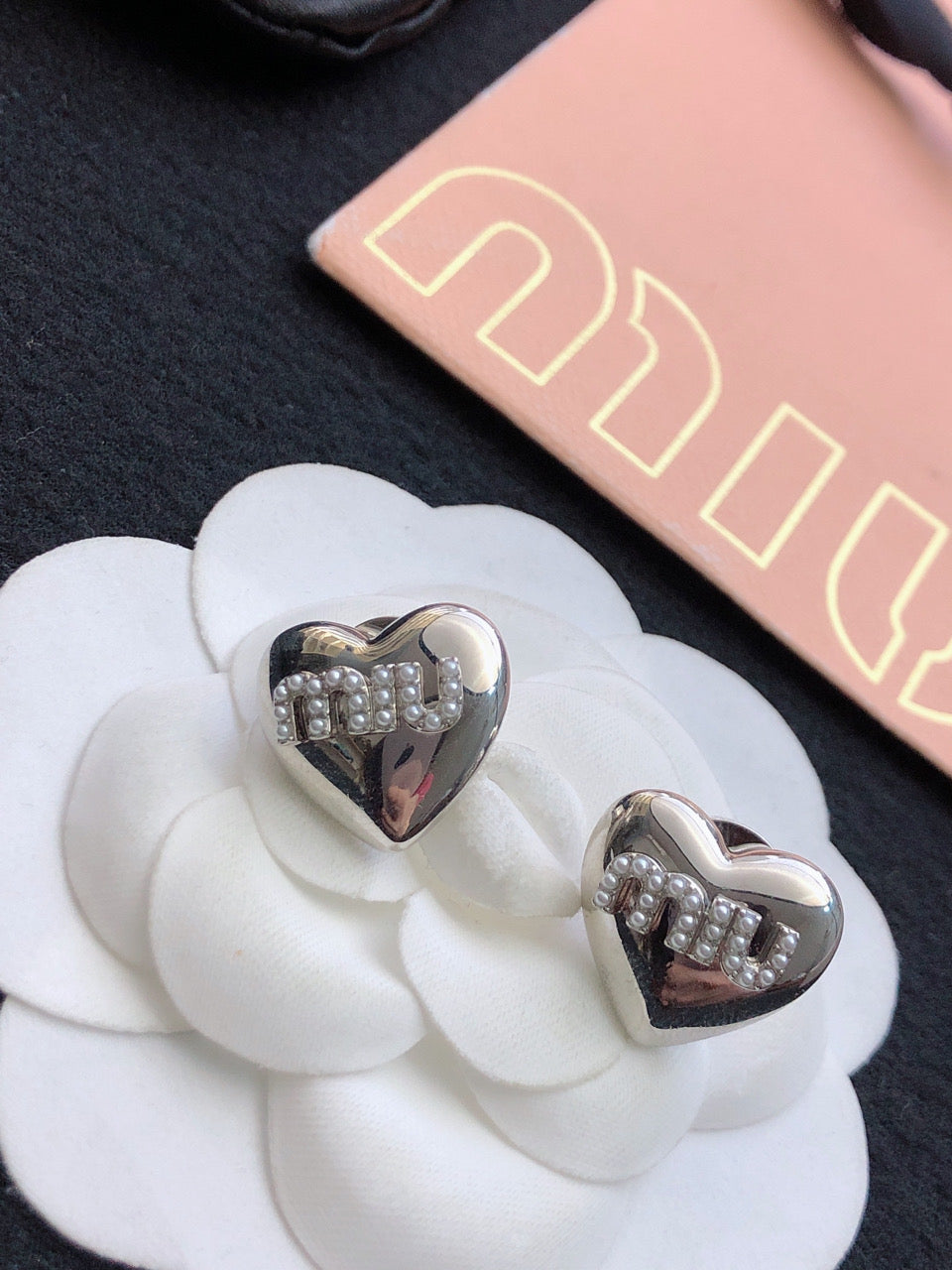 MIUMIU 26S HEART LOGO STUD EARRINGS WITH PEARL DETAILS IN SILVER TONE METAL 630844