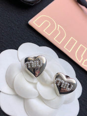 MIUMIU 26S HEART LOGO STUD EARRINGS WITH PEARL DETAILS IN SILVER TONE METAL 630844