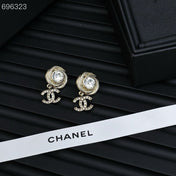 PENDANT EARRINGS IN GOLD METAL WHITE CRYSTAL TWISTED RIBBED DOUBLE C