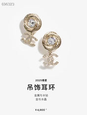 PENDANT EARRINGS IN GOLD METAL WHITE CRYSTAL TWISTED RIBBED DOUBLE C