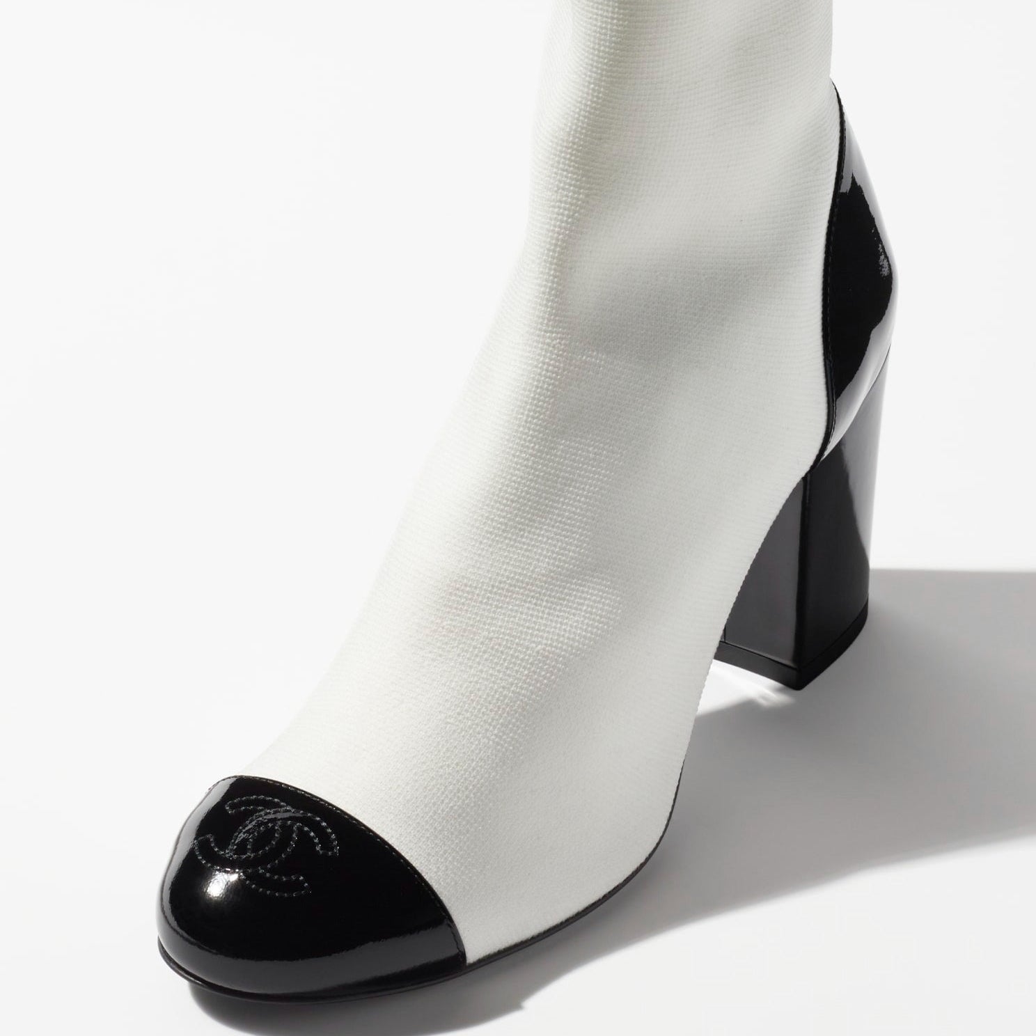 short-boots-white-black-knit-pat_2.jpg