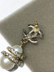 CHANEL 26S DOUBLE C LOGO PAVE CRYSTAL DROP EARRINGS WITH PEARL CHARM IN GOLD METAL 633339