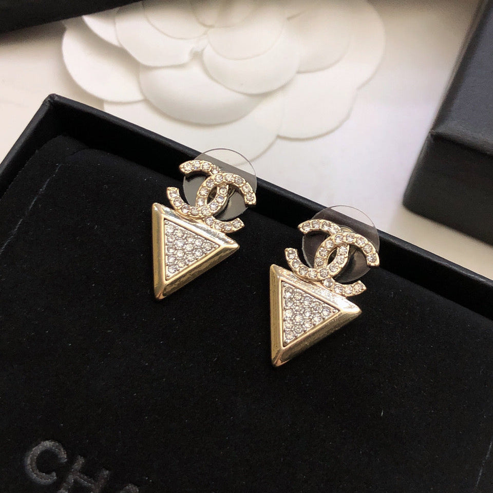 CHANEL 26S DOUBLE C LOGO TRIANGLE CRYSTAL DROP EARRINGS IN GOLD METAL 631835